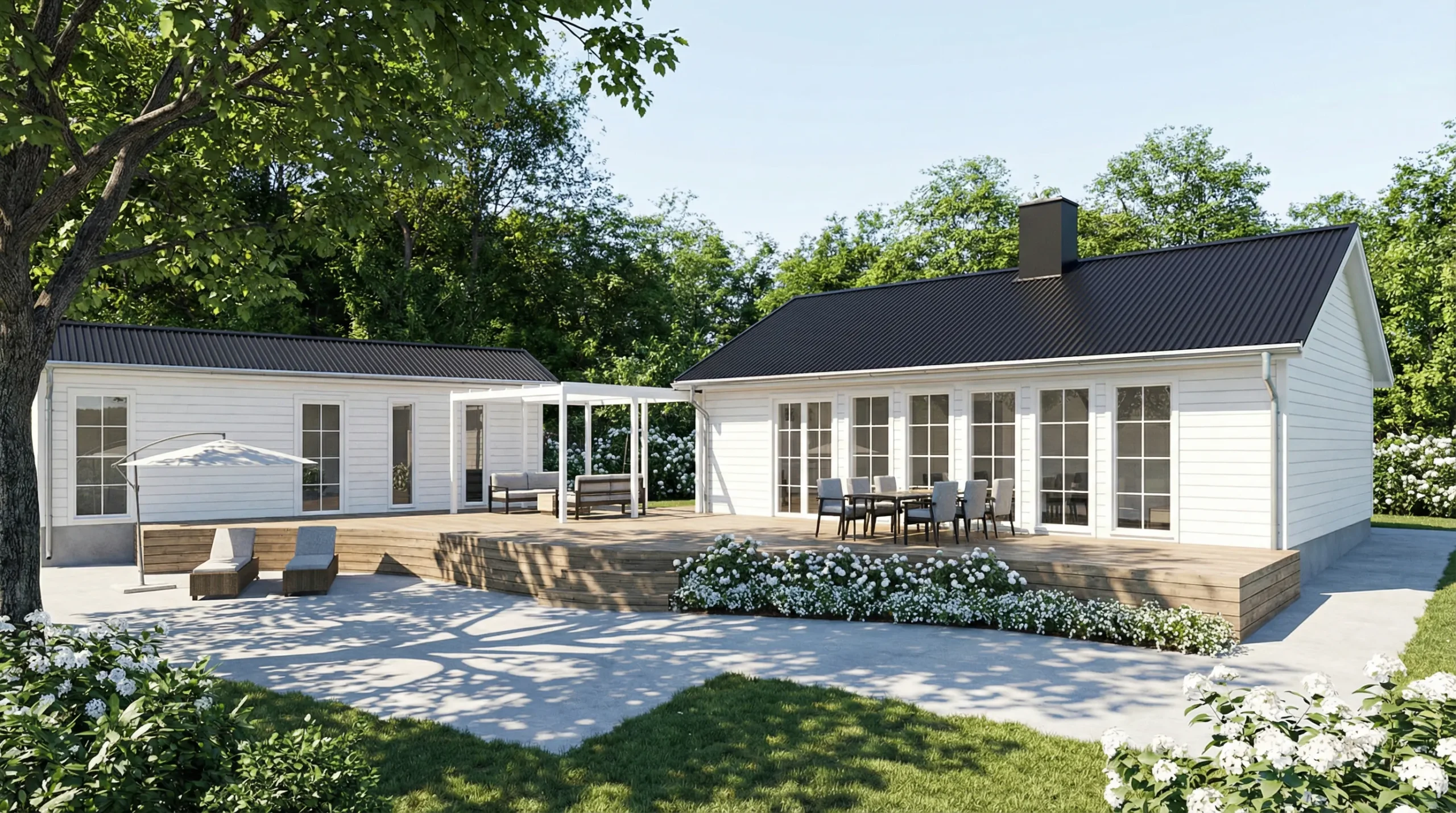 Avlång vit villa med träterass och vita blommor