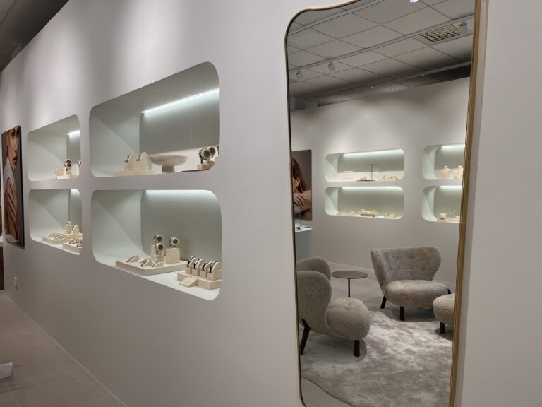 Vit vägg med spegel och inbyggda hyllor